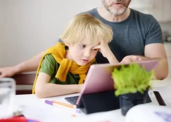 Cum îți convingi copilul să vorbească cu un psiholog online?