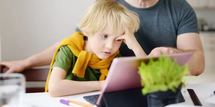 Cum îți convingi copilul să vorbească cu un psiholog online?